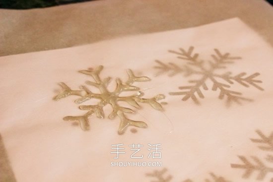 熱熔膠簡(jiǎn)單手工制作雪花的做法教程 -  rpnrmr.com