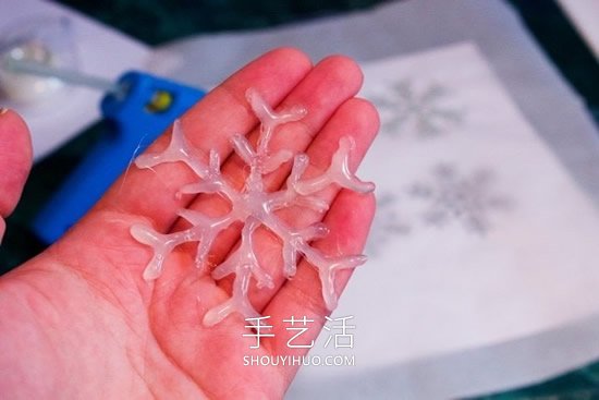 熱熔膠簡(jiǎn)單手工制作雪花的做法教程 -  rpnrmr.com