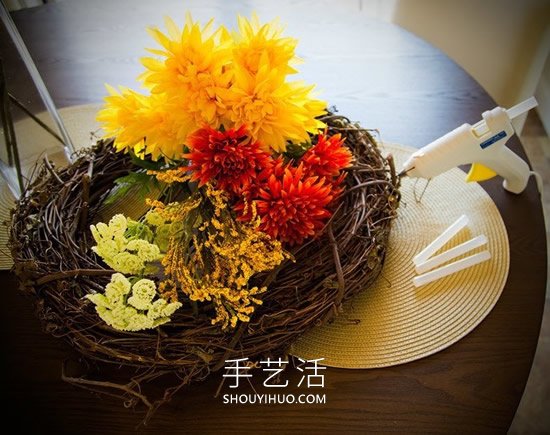藤條手工制作秋季假花花環(huán)的做法教程 -  rpnrmr.com
