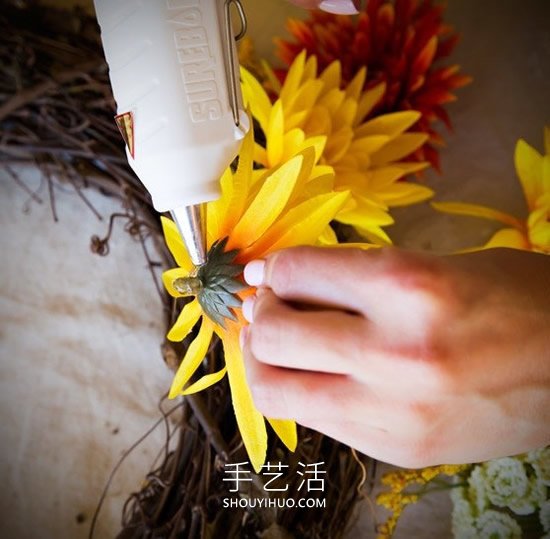 藤條手工制作秋季假花花環(huán)的做法教程 -  rpnrmr.com