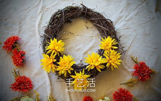藤條手工制作秋季假花花環(huán)的做法教程 -  rpnrmr.com