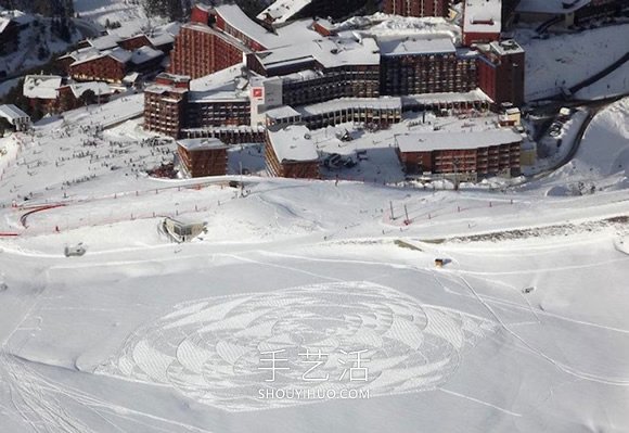雪花地上飄？法國藝術家踩出冬季“踩雪畫” -  rpnrmr.com