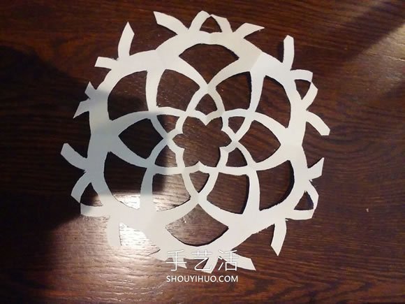 簡(jiǎn)單剪紙六瓣花窗花的剪法圖解教程 -  rpnrmr.com