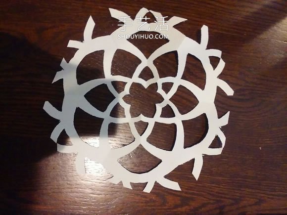 簡(jiǎn)單剪紙六瓣花窗花的剪法圖解教程 -  rpnrmr.com
