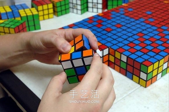 藝術家用數(shù)千個魔方DIY巨大的流行文化肖像 -  rpnrmr.com