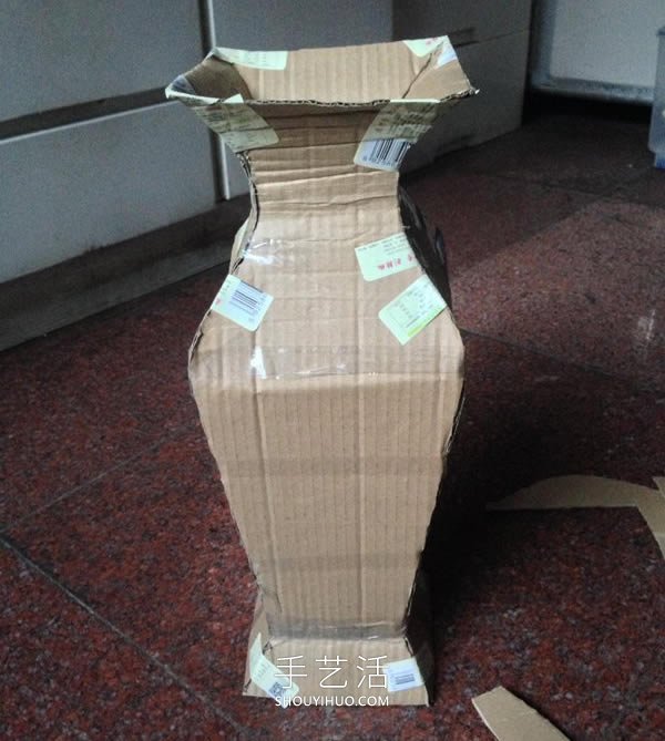 廢物利用手工制作優(yōu)雅花瓶的做法教程 -  rpnrmr.com