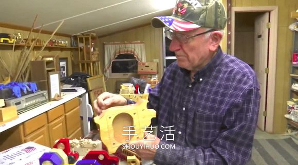 80歲木工每年為需要幫助的兒童制作木制玩具 -  rpnrmr.com