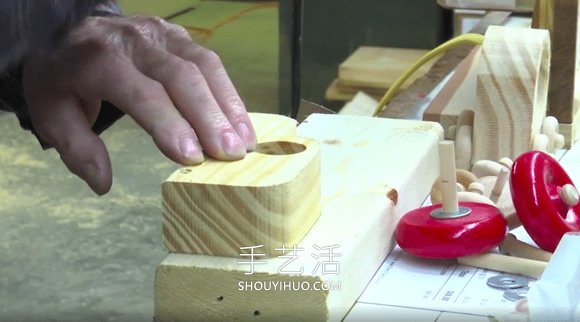 80歲木工每年為需要幫助的兒童制作木制玩具 -  rpnrmr.com