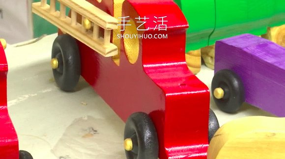 80歲木工每年為需要幫助的兒童制作木制玩具 -  rpnrmr.com