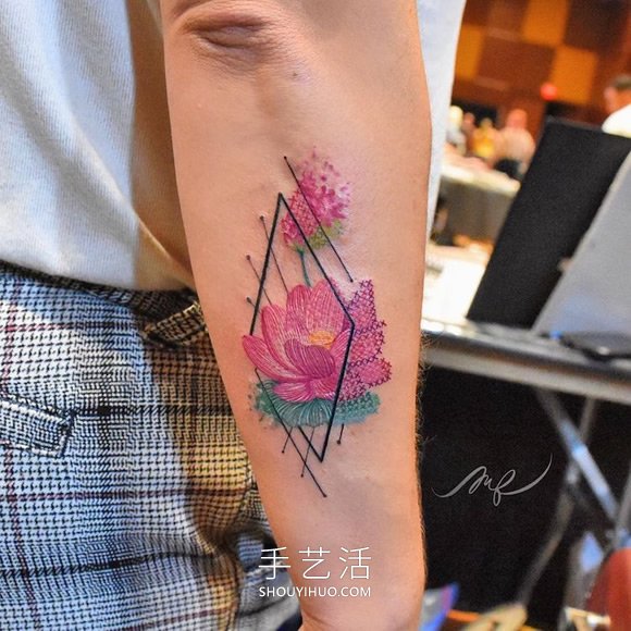 太驚艷！墨西哥紋身師“縫”出彩色花卉紋身 -  rpnrmr.com
