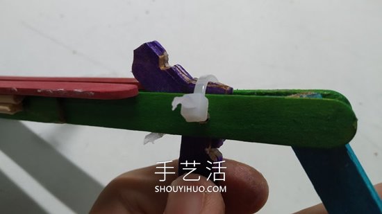 雪糕棍手工制作紙飛機(jī)橡皮筋彈射器的做法 -  rpnrmr.com