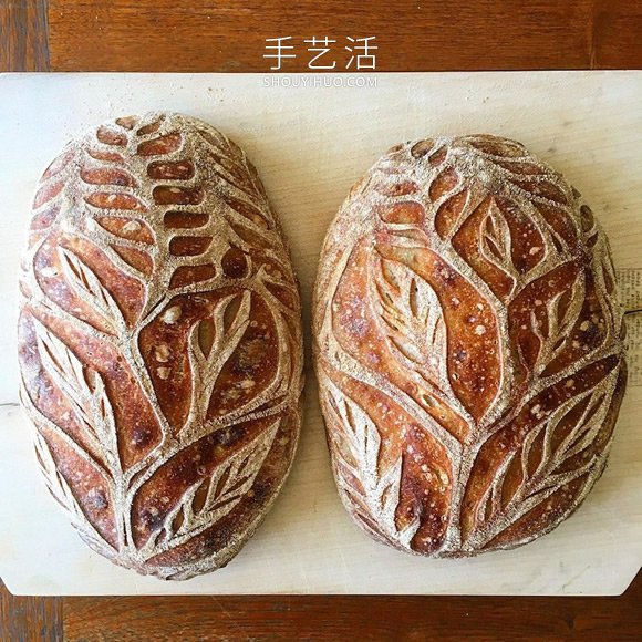 她將精美的設(shè)計雕刻到親手做的面包上 -  rpnrmr.com