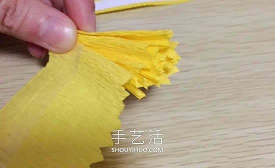 康乃馨皺紋紙花的手工制作方法圖解教程 -  rpnrmr.com