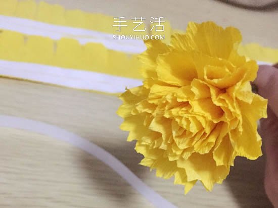 康乃馨皺紋紙花的手工制作方法圖解教程 -  rpnrmr.com