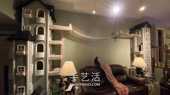 男子在他的起居室里建造了兩座超高的貓塔 -  rpnrmr.com