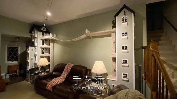 男子在他的起居室里建造了兩座超高的貓塔 -  rpnrmr.com