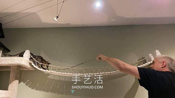 男子在他的起居室里建造了兩座超高的貓塔 -  rpnrmr.com