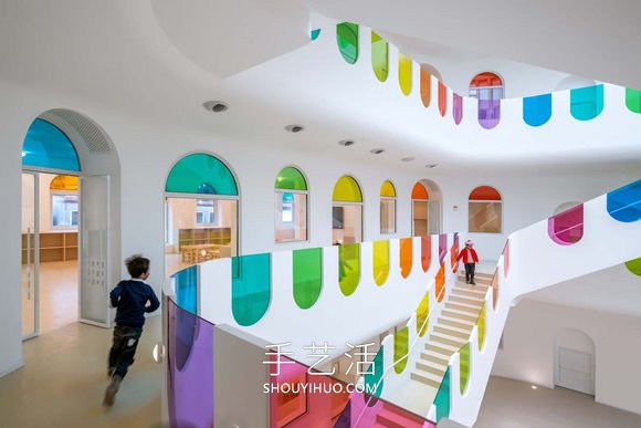 彩虹玻璃將這個(gè)幼兒園變成彩色的萬花筒 -  rpnrmr.com