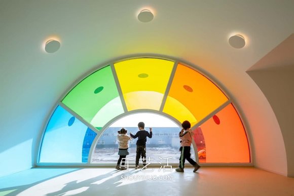 彩虹玻璃將這個(gè)幼兒園變成彩色的萬花筒 -  rpnrmr.com