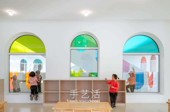 彩虹玻璃將這個(gè)幼兒園變成彩色的萬花筒 -  rpnrmr.com