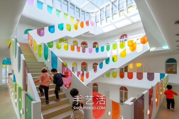 彩虹玻璃將這個(gè)幼兒園變成彩色的萬花筒 -  rpnrmr.com