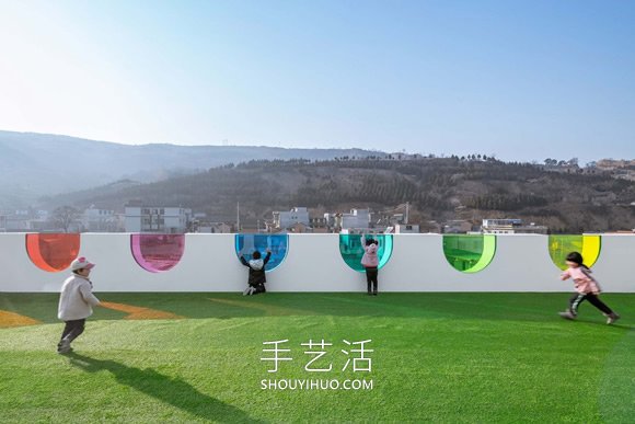 彩虹玻璃將這個(gè)幼兒園變成彩色的萬花筒 -  rpnrmr.com