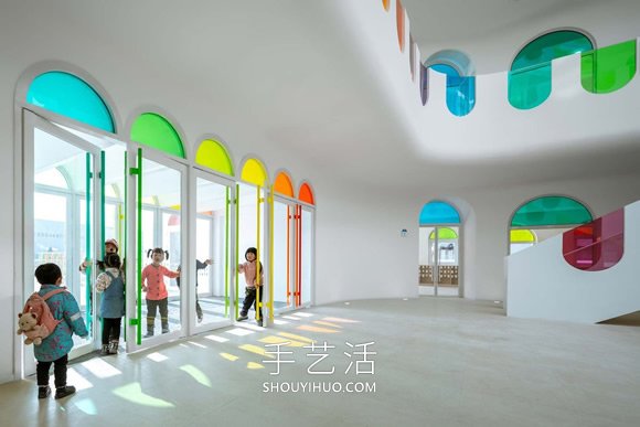 彩虹玻璃將這個(gè)幼兒園變成彩色的萬花筒 -  rpnrmr.com