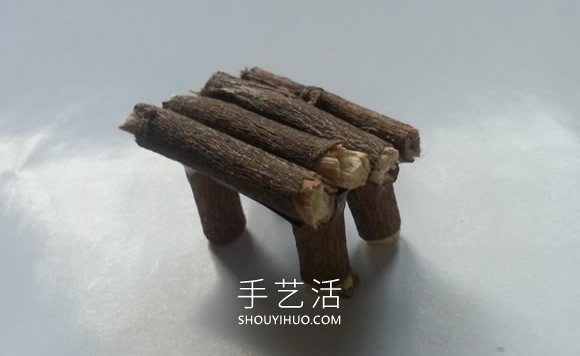 幼兒用樹枝做長椅和桌子的手工教程 -  rpnrmr.com