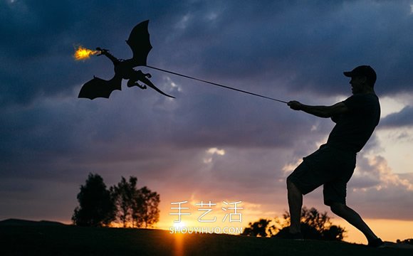 他將硬紙板放置夕陽下，拍攝栩栩如生創(chuàng)意照 -  rpnrmr.com