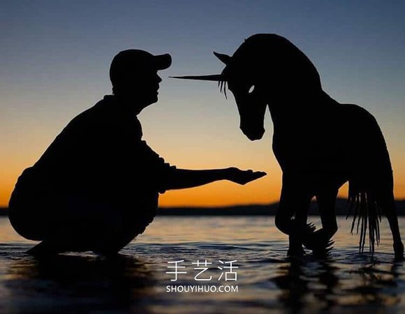 他將硬紙板放置夕陽下，拍攝栩栩如生創(chuàng)意照 -  rpnrmr.com
