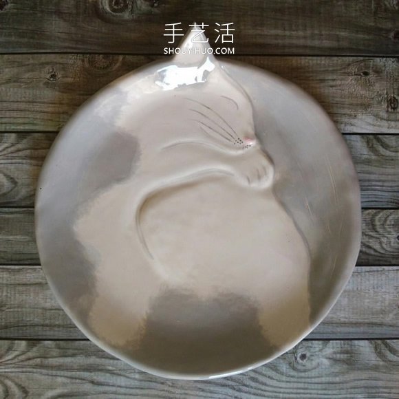 受到貓咪睡眠姿勢的啟發(fā)，手工創(chuàng)意陶瓷貓碟 -  rpnrmr.com