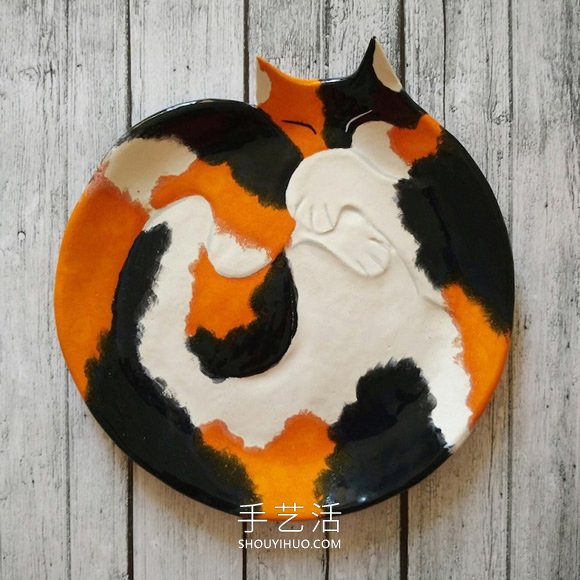 受到貓咪睡眠姿勢的啟發(fā)，手工創(chuàng)意陶瓷貓碟 -  rpnrmr.com