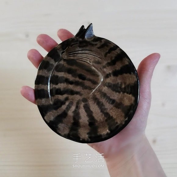 受到貓咪睡眠姿勢的啟發(fā)，手工創(chuàng)意陶瓷貓碟 -  rpnrmr.com
