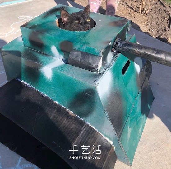 陷入隔離的人們?yōu)樨堖渲谱骷埾鋺?zhàn)車坦克 -  rpnrmr.com