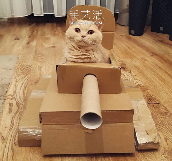 陷入隔離的人們?yōu)樨堖渲谱骷埾鋺?zhàn)車坦克 -  rpnrmr.com