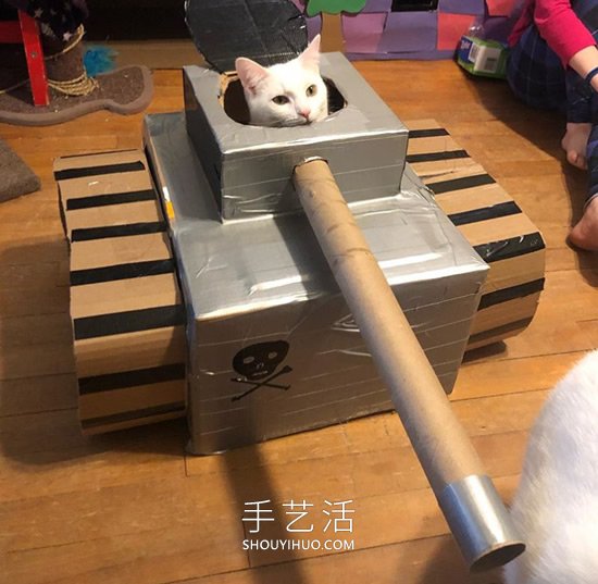 陷入隔離的人們?yōu)樨堖渲谱骷埾鋺?zhàn)車坦克 -  rpnrmr.com