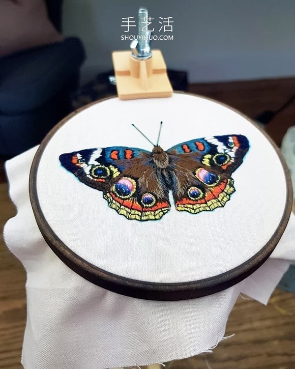 逼真刺繡胸針，看起來像真正的蝴蝶停在身上 -  rpnrmr.com