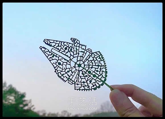 藝術(shù)家精心將復(fù)雜的場景雕刻在樹葉上 -  rpnrmr.com