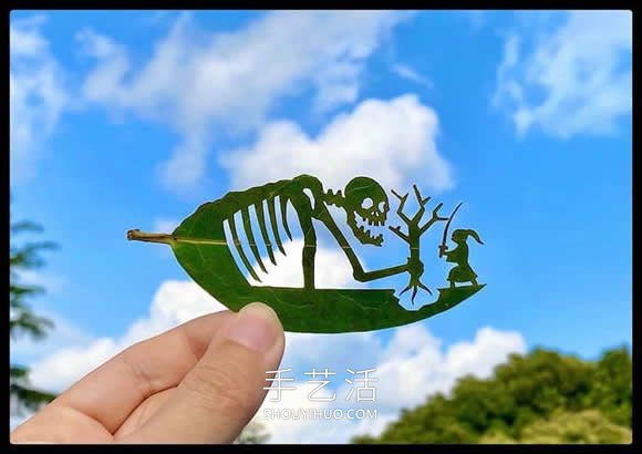藝術(shù)家精心將復(fù)雜的場景雕刻在樹葉上 -  rpnrmr.com