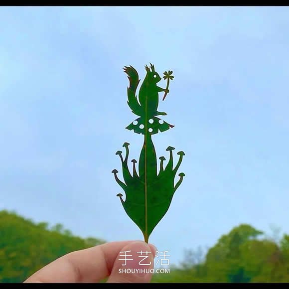 藝術(shù)家精心將復(fù)雜的場景雕刻在樹葉上 -  rpnrmr.com