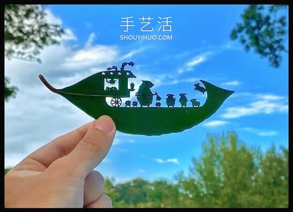 藝術(shù)家精心將復(fù)雜的場景雕刻在樹葉上 -  rpnrmr.com