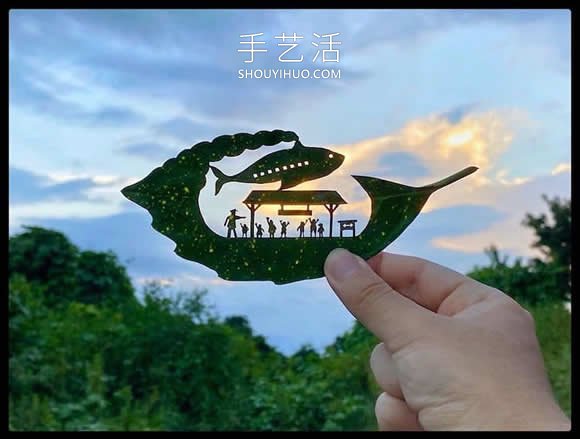 藝術(shù)家精心將復(fù)雜的場景雕刻在樹葉上 -  rpnrmr.com