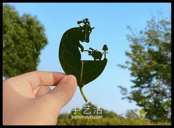 藝術(shù)家精心將復(fù)雜的場景雕刻在樹葉上 -  rpnrmr.com