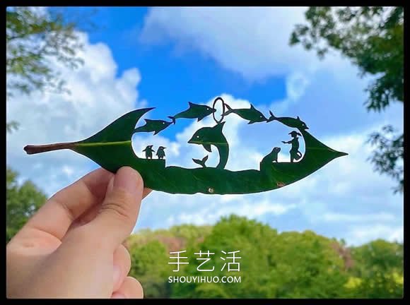 藝術(shù)家精心將復(fù)雜的場景雕刻在樹葉上 -  rpnrmr.com