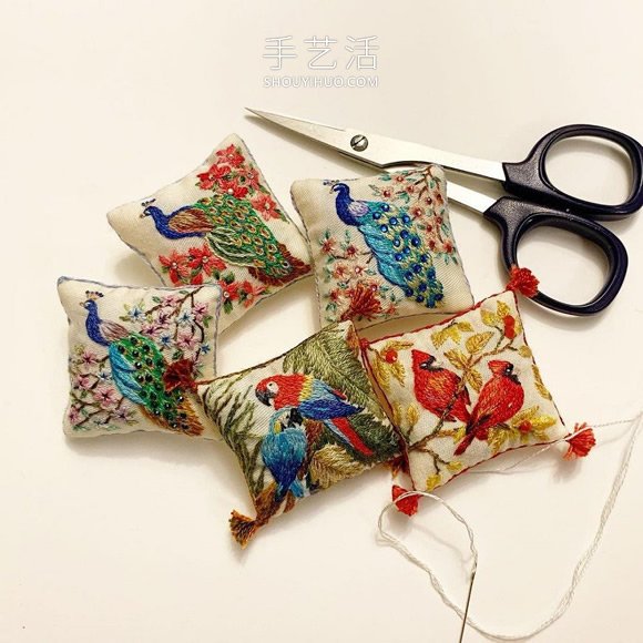 絕美微型藝術(shù)！精美手工迷你刺繡抱枕 -  rpnrmr.com